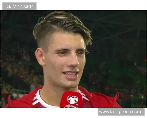 匈牙利足球明星定妆照展现运动魅力与个人风采的完美结合