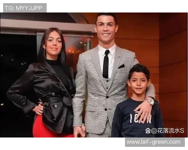 足球明星C罗与迷你罗的亲子时光：传承与梦想的完美结合