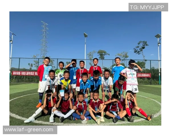 足球明星童年艰辛历程揭秘谁的成长故事最为感人