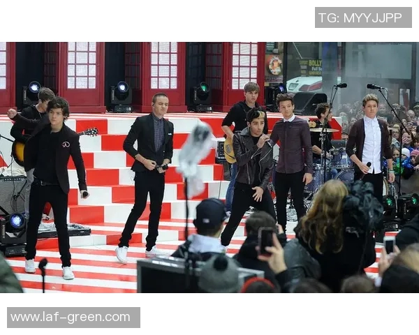 足球与篮球的传奇碰撞明星球员同框合影展现运动魅力与友谊的瞬间